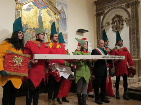 Santa Claus brings "PEACE" at Christmas – Nocera Umbra, ITALY